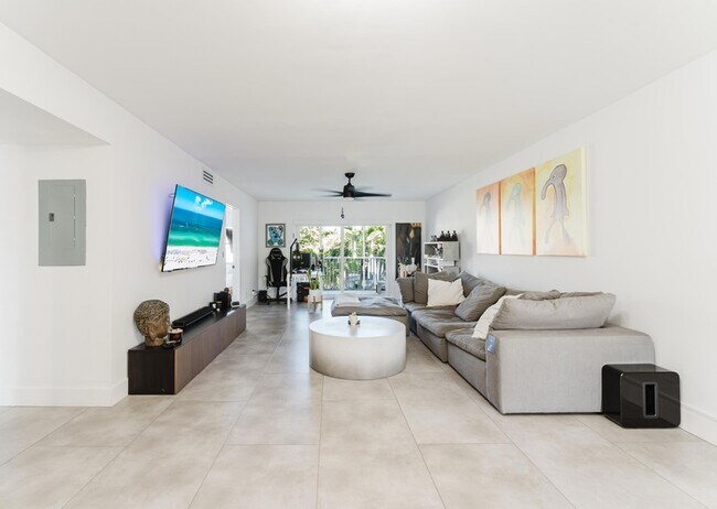 Building Photo - 800 E Camino Real