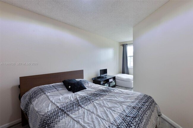 Building Photo - 9925 NW 57th Manor