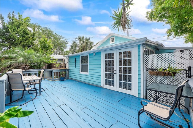 Building Photo - 901 NE 38th St