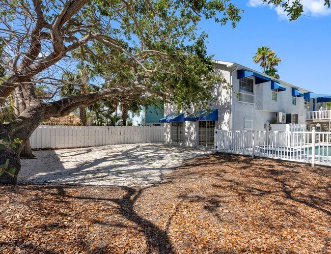 Building Photo - Steps to One of the Finest Beaches – Spaci...