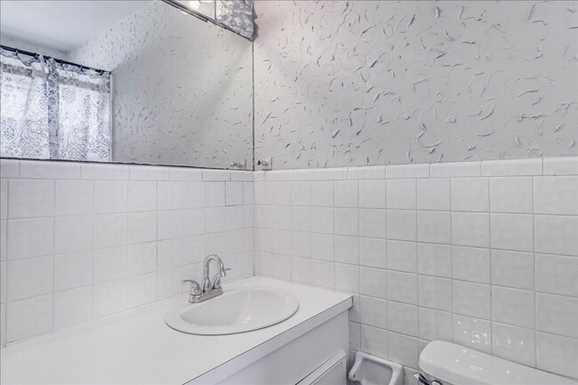 Building Photo - 6046 Hugo Dr