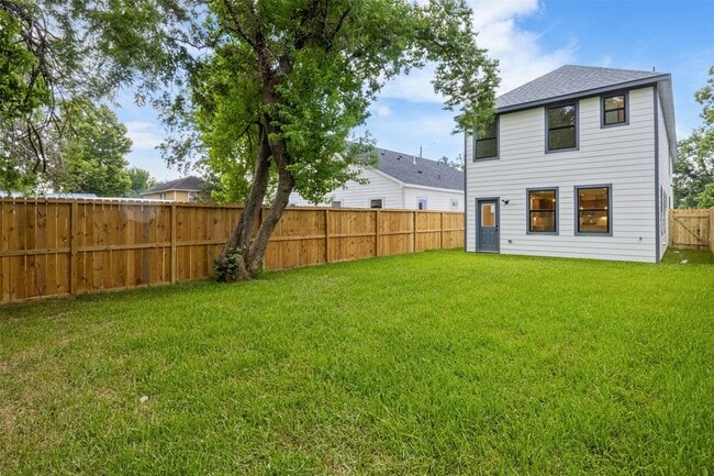 Building Photo - 884 Prosper St