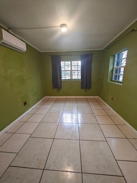 Building Photo - 76 NE 170th St