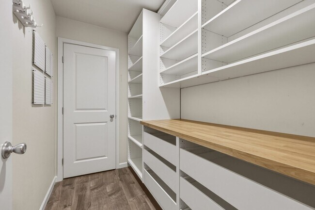 Building Photo - MOVE IN READY NOW! A/C! Multi generational living? Home office? Tumwater School District
