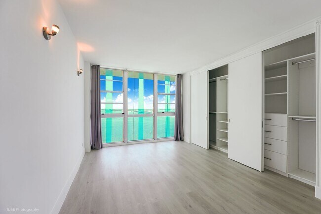 Building Photo - Stunning Waterfront Living in South Brickell