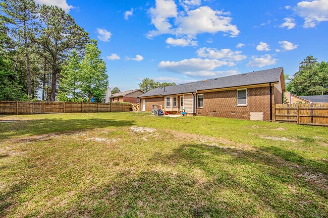 Building Photo - 2713 Leabrook Dr