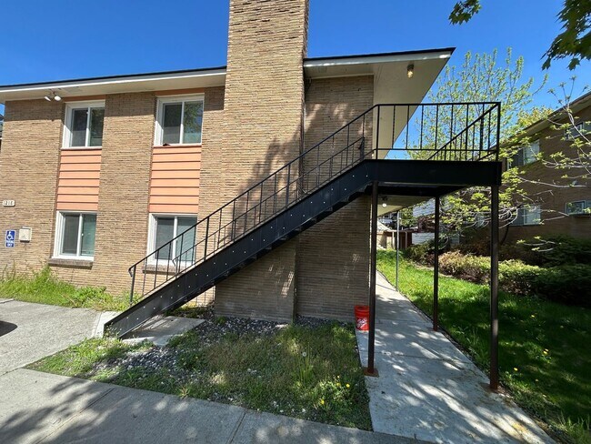 Building Photo - 1218 W Tenth Ave