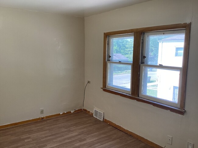 Building Photo - 3 Bedroom Single Family Home with Off stre...