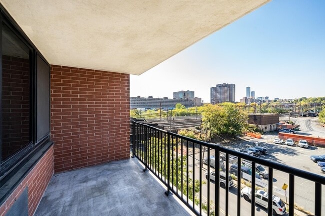 Building Photo - 700 Grove St