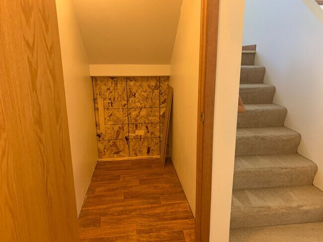 Building Photo - 3 bed Twinhome!!