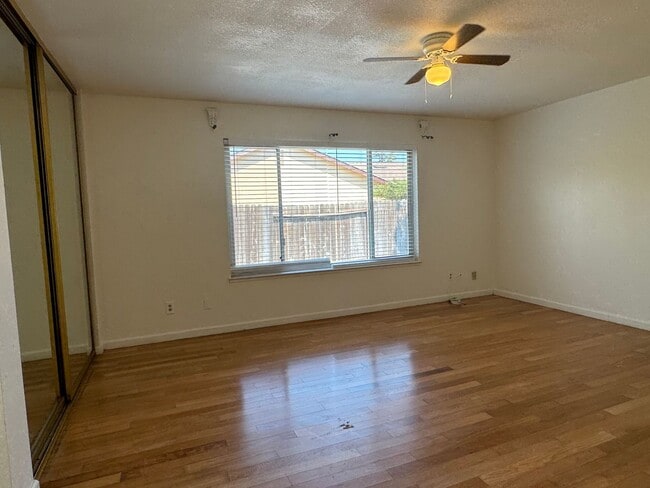Building Photo - Single story home with low maintenance lan...