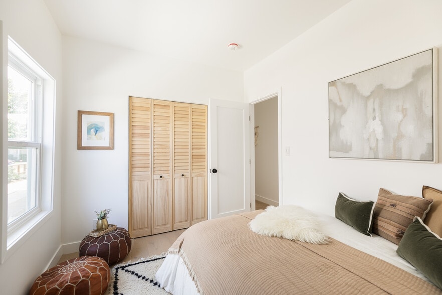 Building Photo - 5847 Ernest Ave