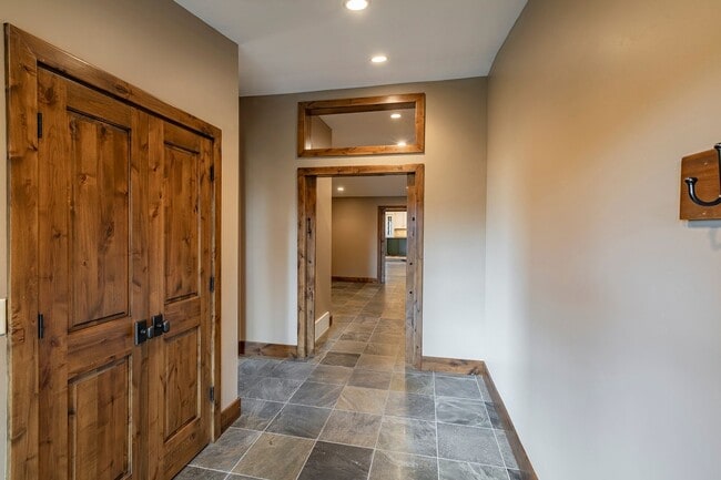 Building Photo - Ranch home in Kamas