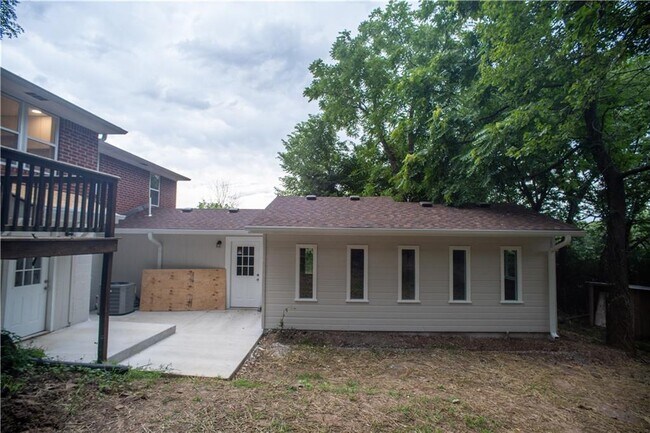 Building Photo - 453 S Mashburn Ave
