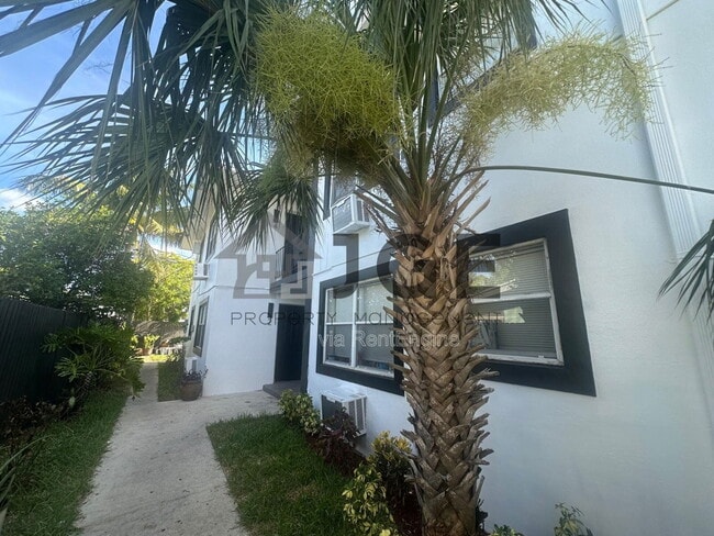Building Photo - 3128 SW 12th Pl