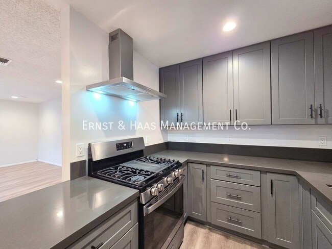 Building Photo - 904 S Kenmore St