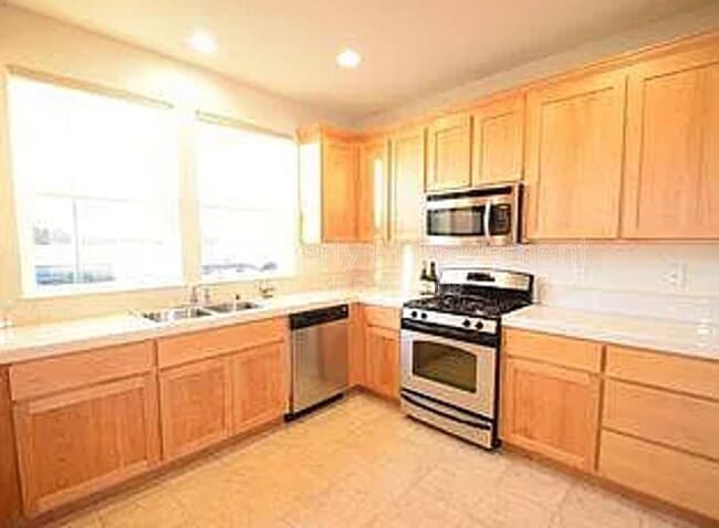 Building Photo - 2527 N Village Dr