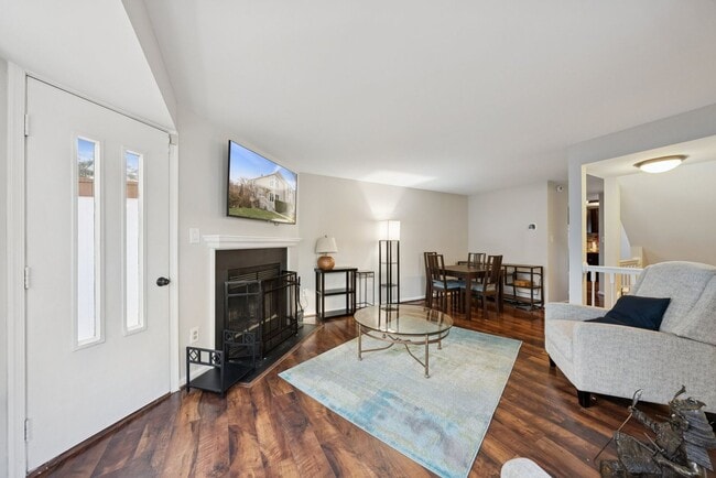 Building Photo - Welcome home to this beautifully updated end-unit townhome in the heart of Kingstowne — one of No...