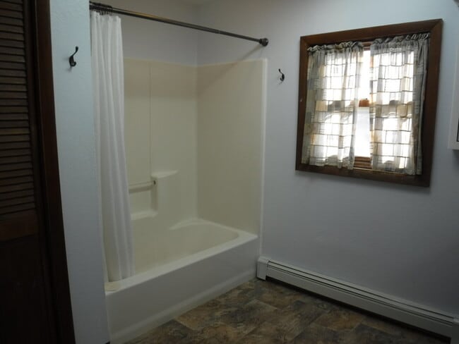 Building Photo - Rattlesnake area house