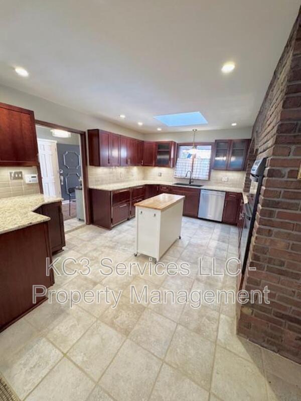 Building Photo - 615 E 101st Ter