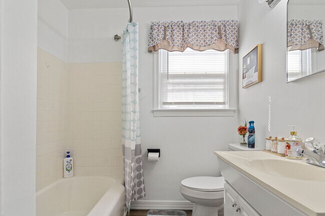 Building Photo - All-Inclusive 2BR/2BA in Williamsburg – Updated, Cozy & Move-In Ready!