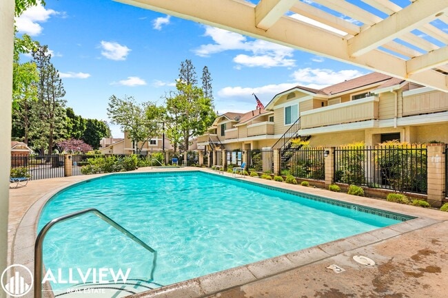 Building Photo - Updated 2 Bed, 1.5 Bath Condo in Gated Crosspointe Village
