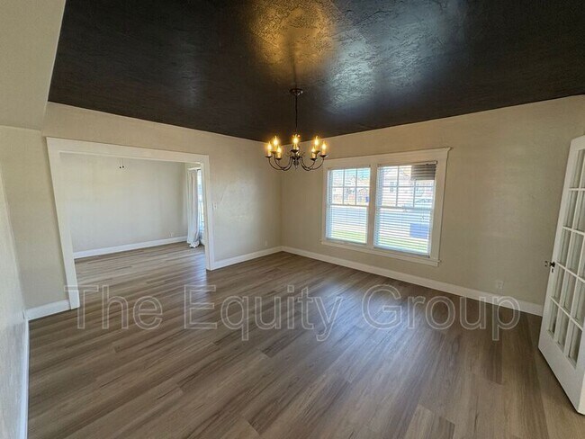 Building Photo - 209 E 11th St