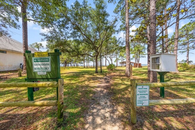 Building Photo - Updated Home in Raintree Estates!