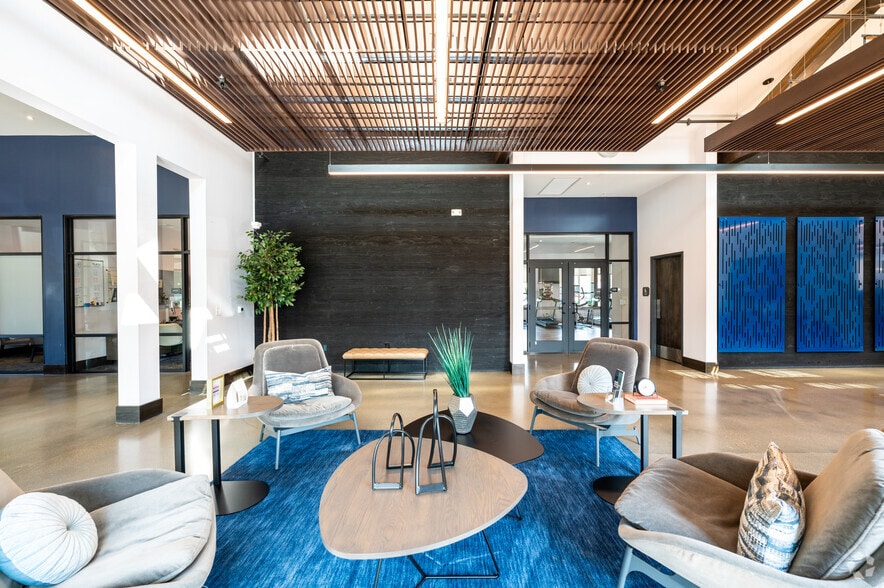 Clubhouse Lounge - Pullman Pointe