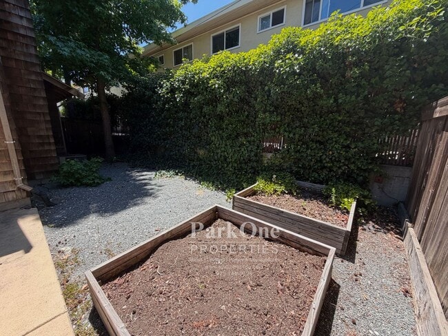 Building Photo - Two Bedroom Town House Walking Distance to Downtown Lafayette