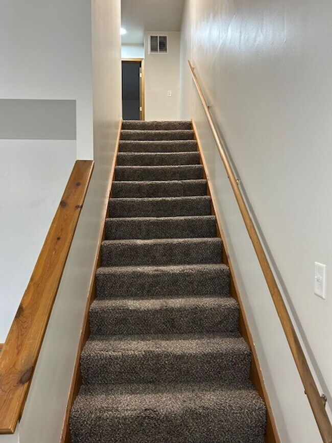 Building Photo - 2 bedroom 1.5 bath TOWNHOUSE with double private balconies and private view of the woods!