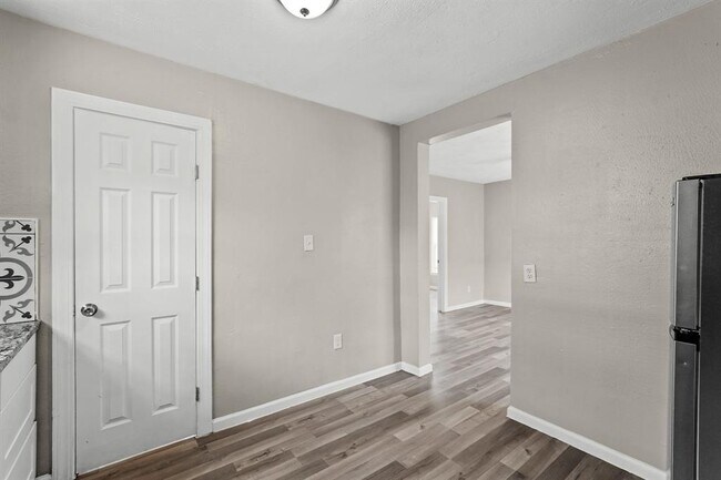 Building Photo - 523 Henke St