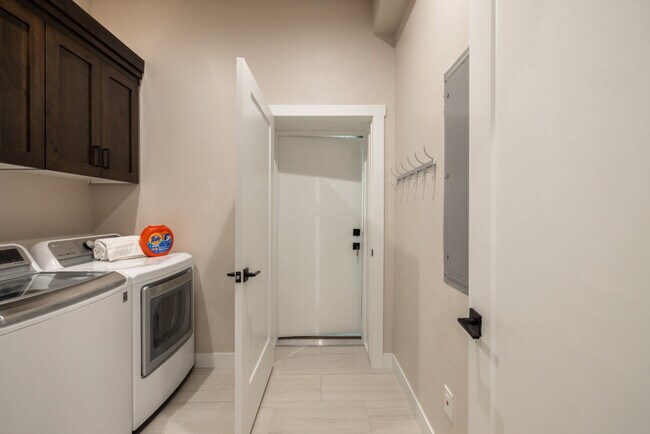 Building Photo - 255 Matterhorn Dr