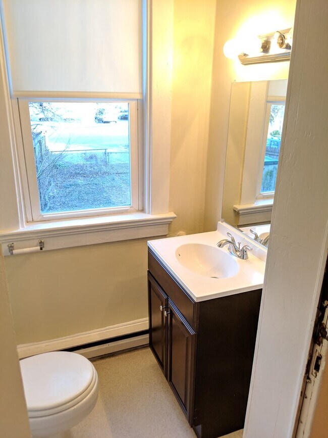 Building Photo - Charming Historic townhouse in downtown Frederick available mid June!