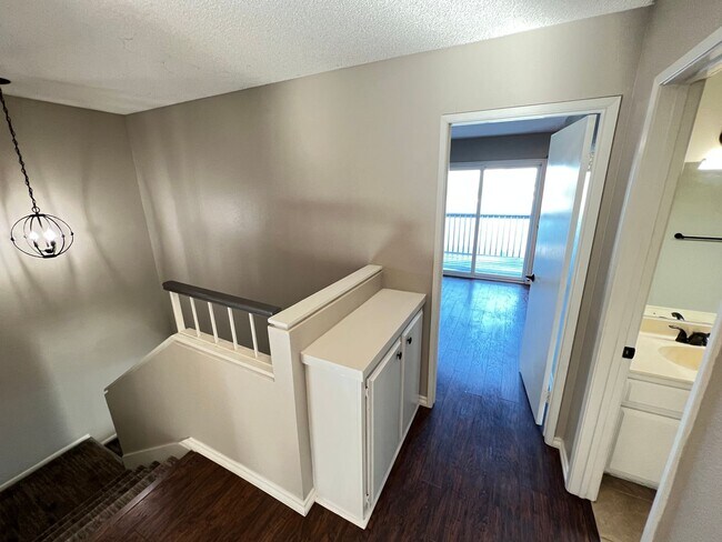 Building Photo - Dazzling Lake Summit Lake View Single Family Home!