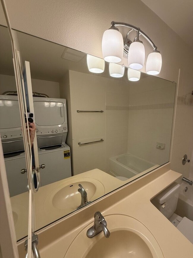Building Photo - $2,500 / 2br - 2 bath, Condo with Lanai (K...