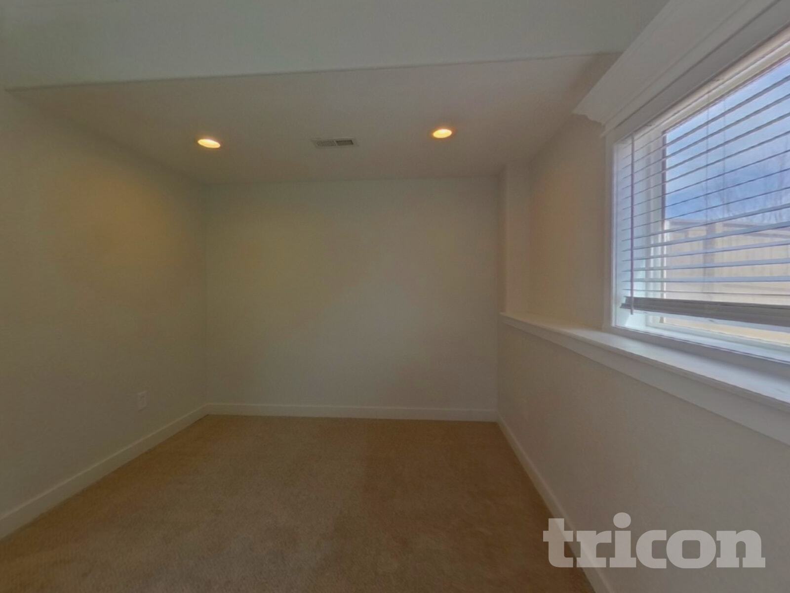 Building Photo - 305 Calhoun Cir