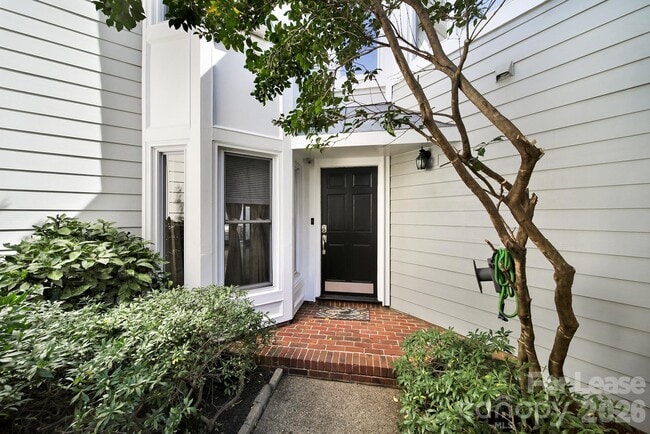 Building Photo - 804 Greenleaf Ave