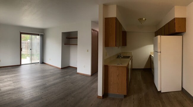 Building Photo - Duplex In Quiet Neighborhood