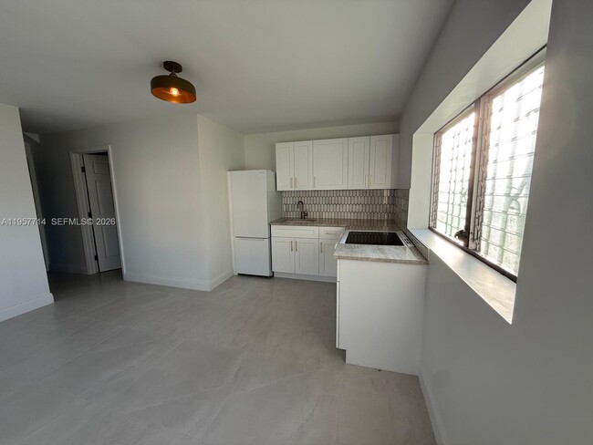 Building Photo - 525 SW 22nd Ave