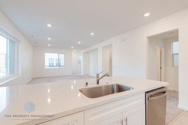 Building Photo - 4 Bed 3.5 Bath Detached House in South El Monte!