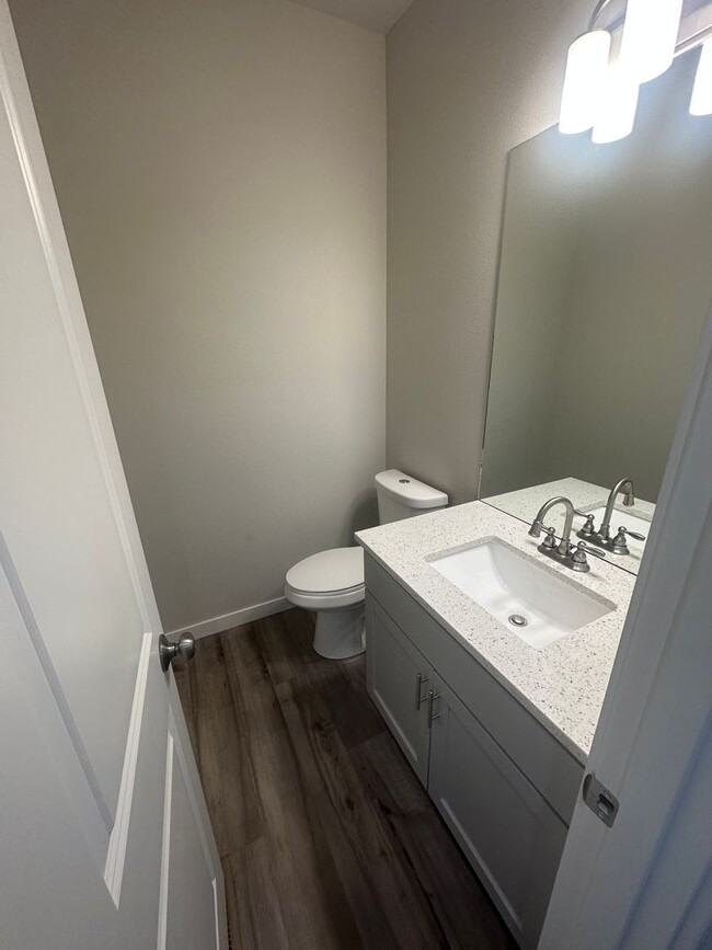 Building Photo - Newer low maintenance duplex in highly desired Camas area w/ great schools!