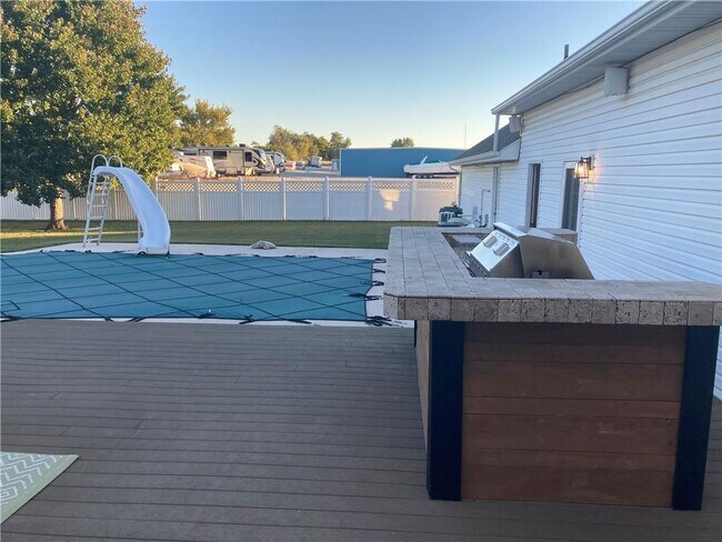 Building Photo - 420 E New Hope Rd