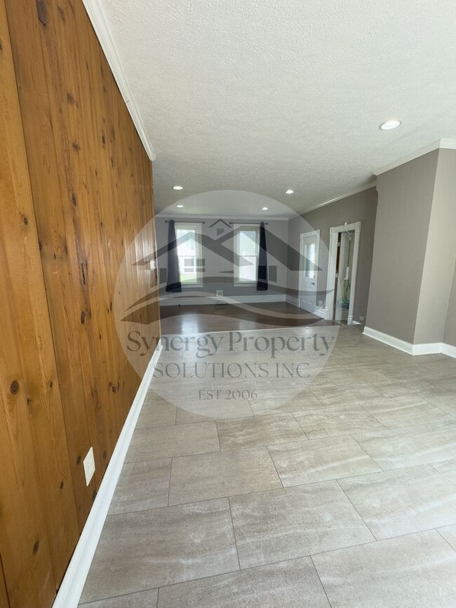 Building Photo - LARGE CRESTLINE HOUSE