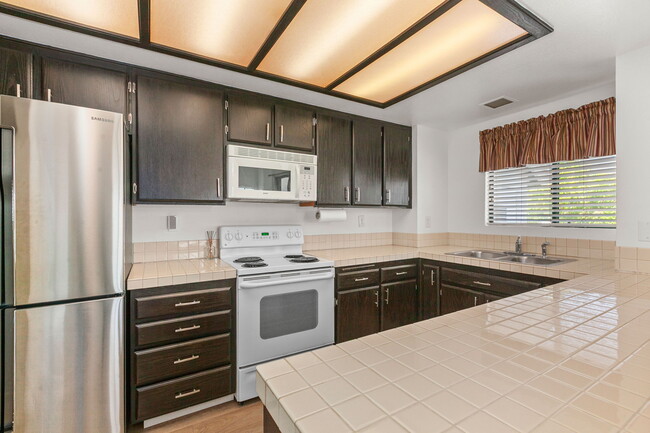 Building Photo - 518 Via De La Valle