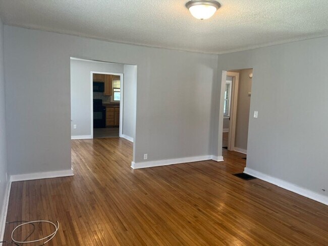 Building Photo - Charming 2 Bedroom Bungalow