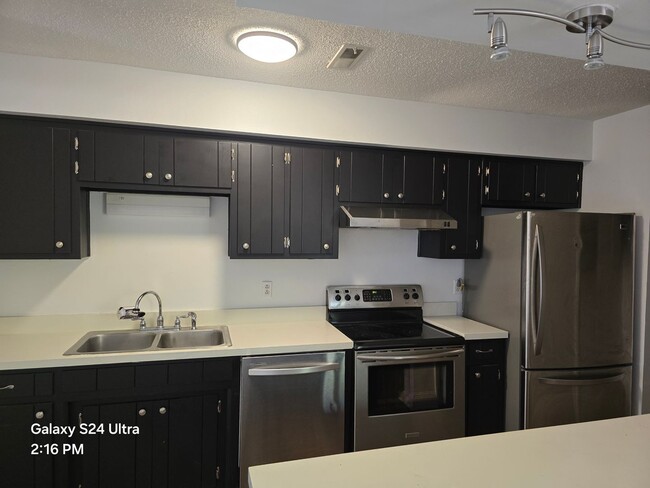 Building Photo - 3 Bedroom, 1.5 Bath Townhome - Price reduc...