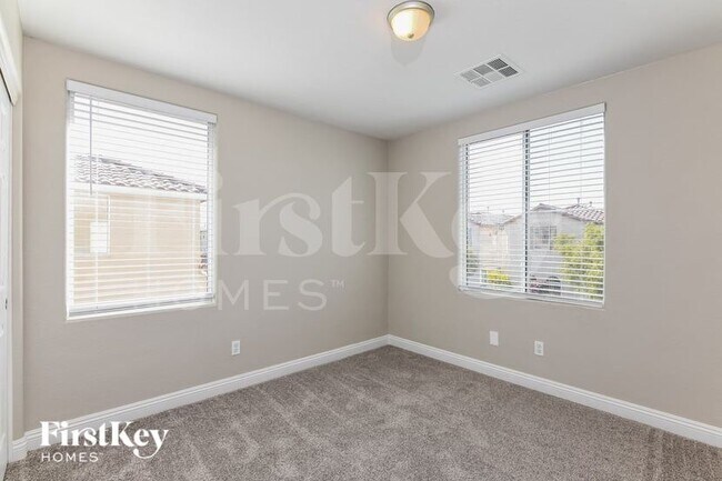 Building Photo - 934 E Shady Charmer Ave