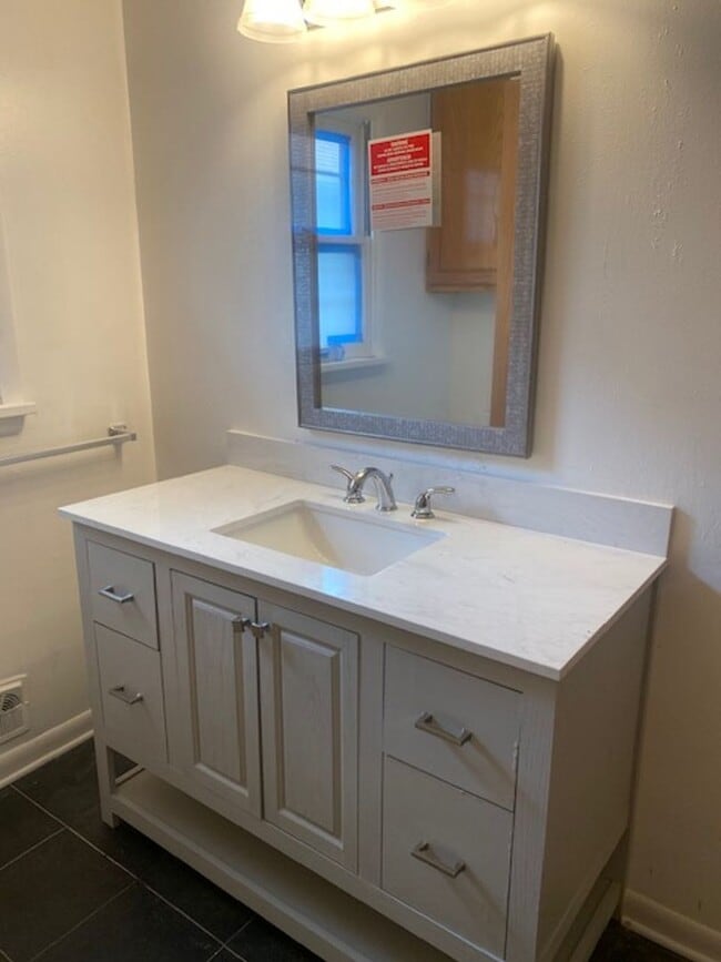 Building Photo - CHARMING 3 BED, 1 BATH HOME