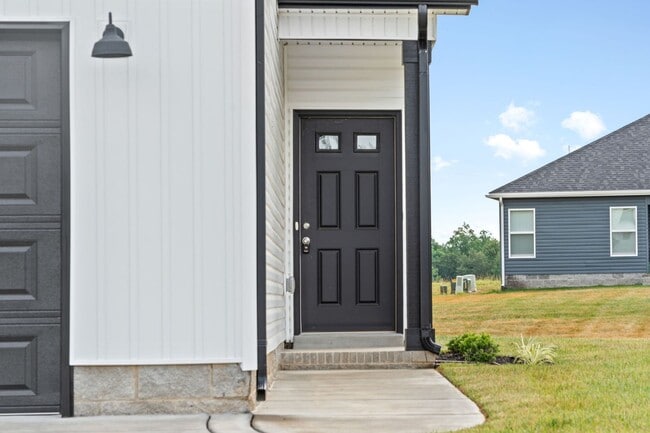 Building Photo - Pet Friendly Three Bedroom!